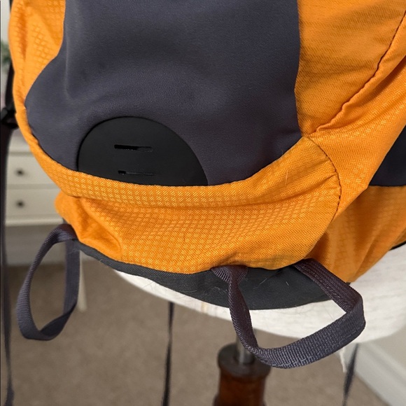 Osprey Stratos backpack,Stratos 24 Airco in an orange and grey colorway. - Picture 6 of 10